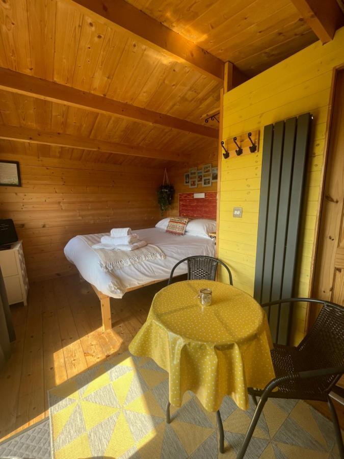 Willow Glamping Hut With Hot Tub, Ensuite, Bbq, Firepit, Views, Fenced Garden, Dog Friendly, Alpacas On Site On Anglesey, North Wales Amlwch Exterior foto