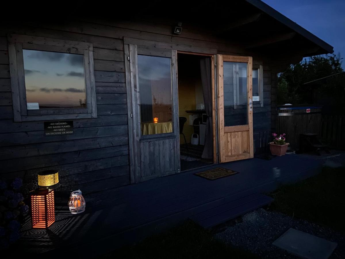 Willow Glamping Hut With Hot Tub, Ensuite, Bbq, Firepit, Views, Fenced Garden, Dog Friendly, Alpacas On Site On Anglesey, North Wales Amlwch Exterior foto