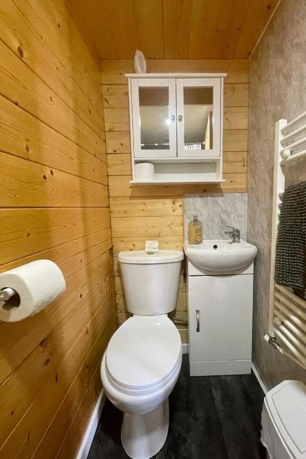 Willow Glamping Hut With Hot Tub, Ensuite, Bbq, Firepit, Views, Fenced Garden, Dog Friendly, Alpacas On Site On Anglesey, North Wales Amlwch Exterior foto